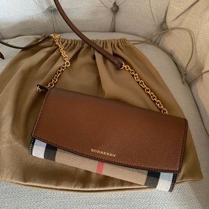 NWT- BURBERRY Horseferry Check Henley on Chain